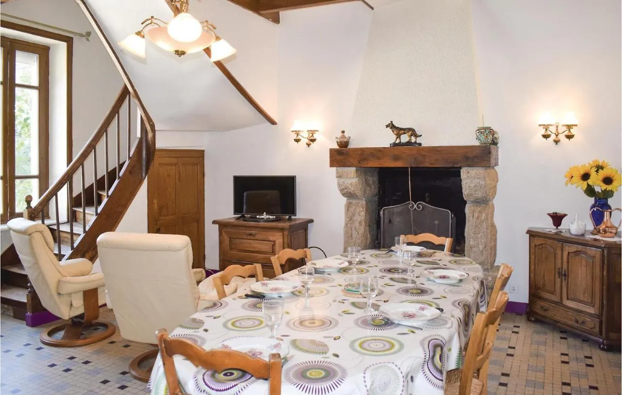 4 Bedroom Awesome Home In Plancoët Dom wakacyjny